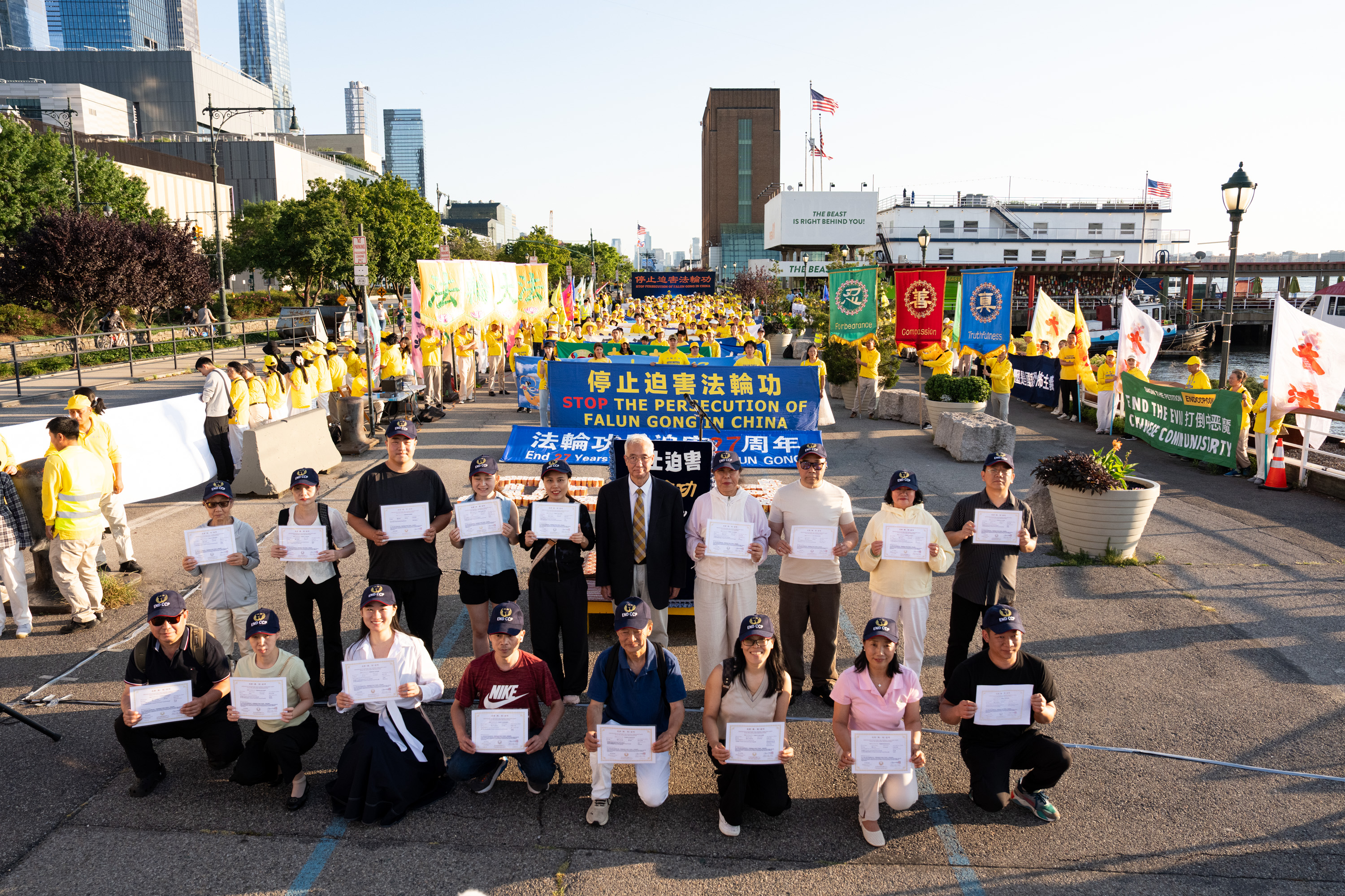 7月20日,大紐約地區部分法輪功學員在紐約中領館前舉行「7·20反迫害27周年」集會。圖為現場辦三退的華人。(戴兵/大紀元)