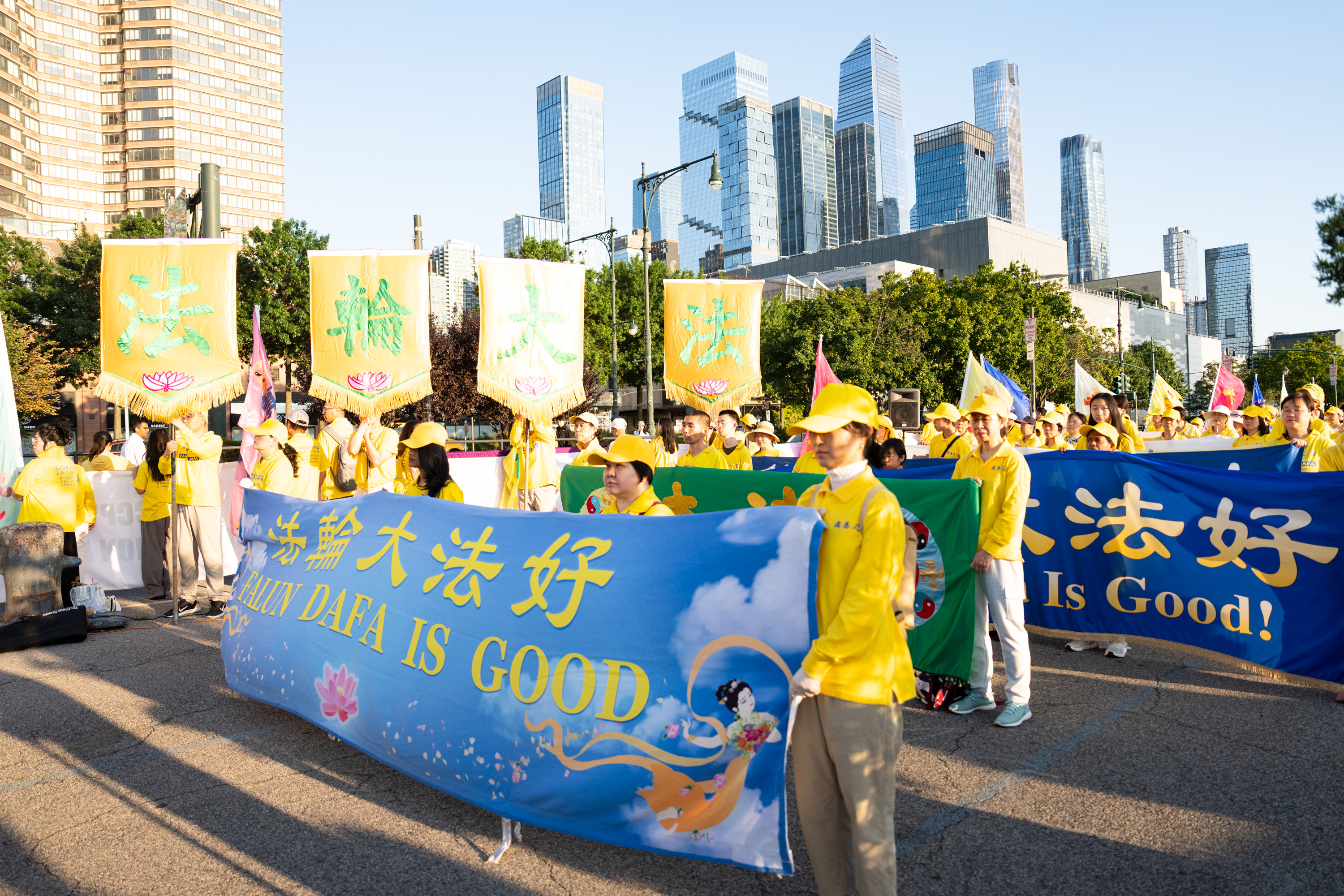 7月20日,大纽约地区部分法轮功学员在纽约中领馆前举行“7.20反迫害27周年”集会及烛光夜悼。(戴兵/大纪元)