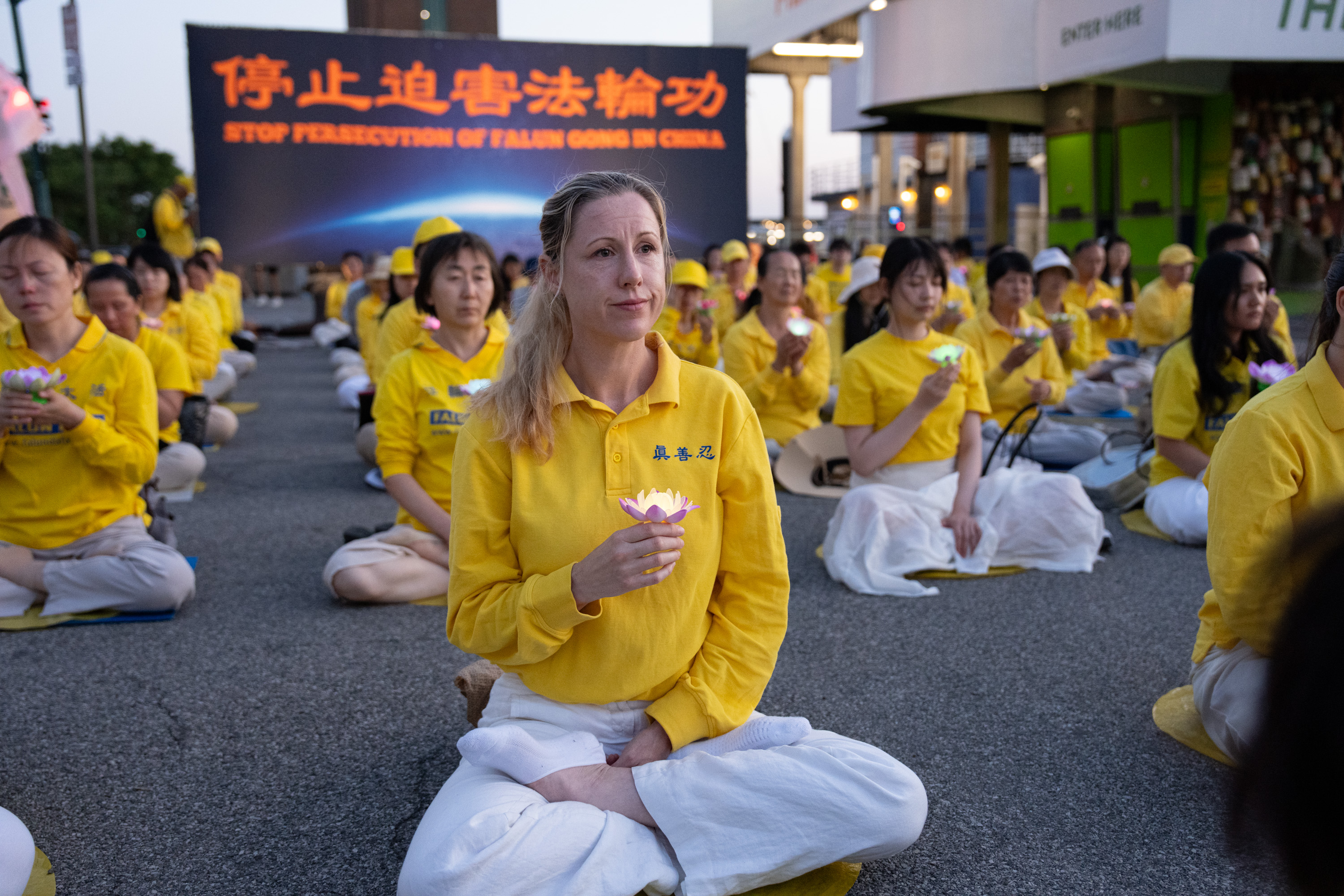 7月20日,大紐約地區部分法輪功學員在紐約中領館前舉行「7.20反迫害27周年」集會及燭光夜悼。(戴兵/大紀元)