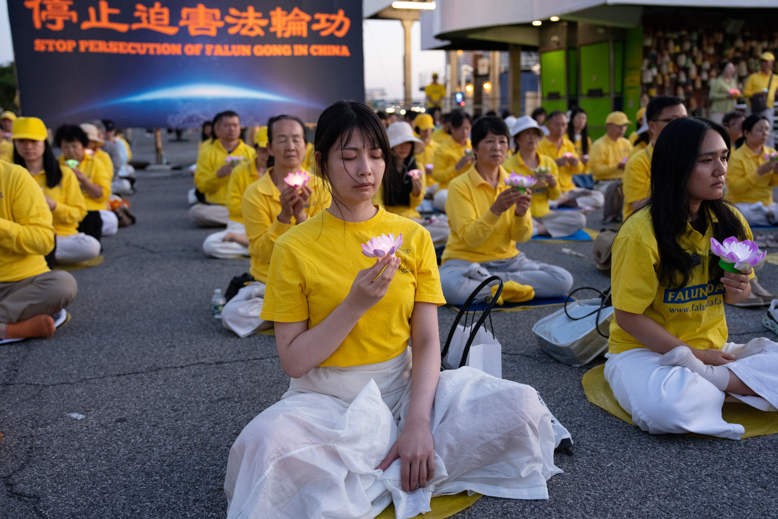 7月20日,大纽约地区部分法轮功学员在纽约中领馆前举行“7.20反迫害27周年”集会及烛光夜悼。(戴兵/大纪元)