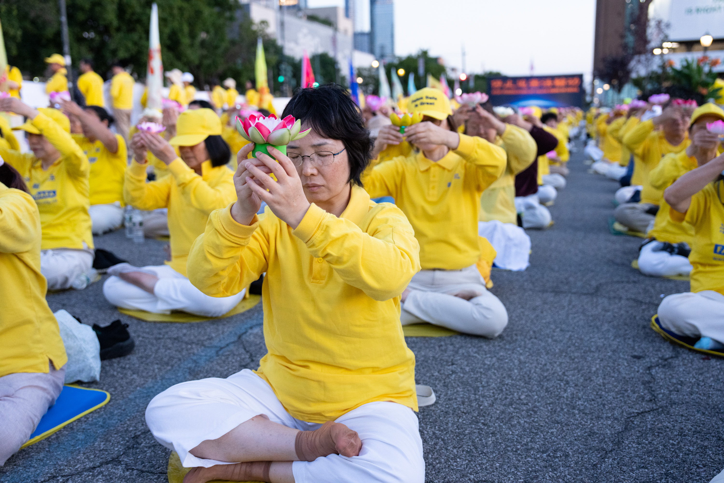 7月20日,大纽约地区部分法轮功学员在纽约中领馆前举行“7.20反迫害27周年”集会及烛光夜悼。(戴兵/大纪元)