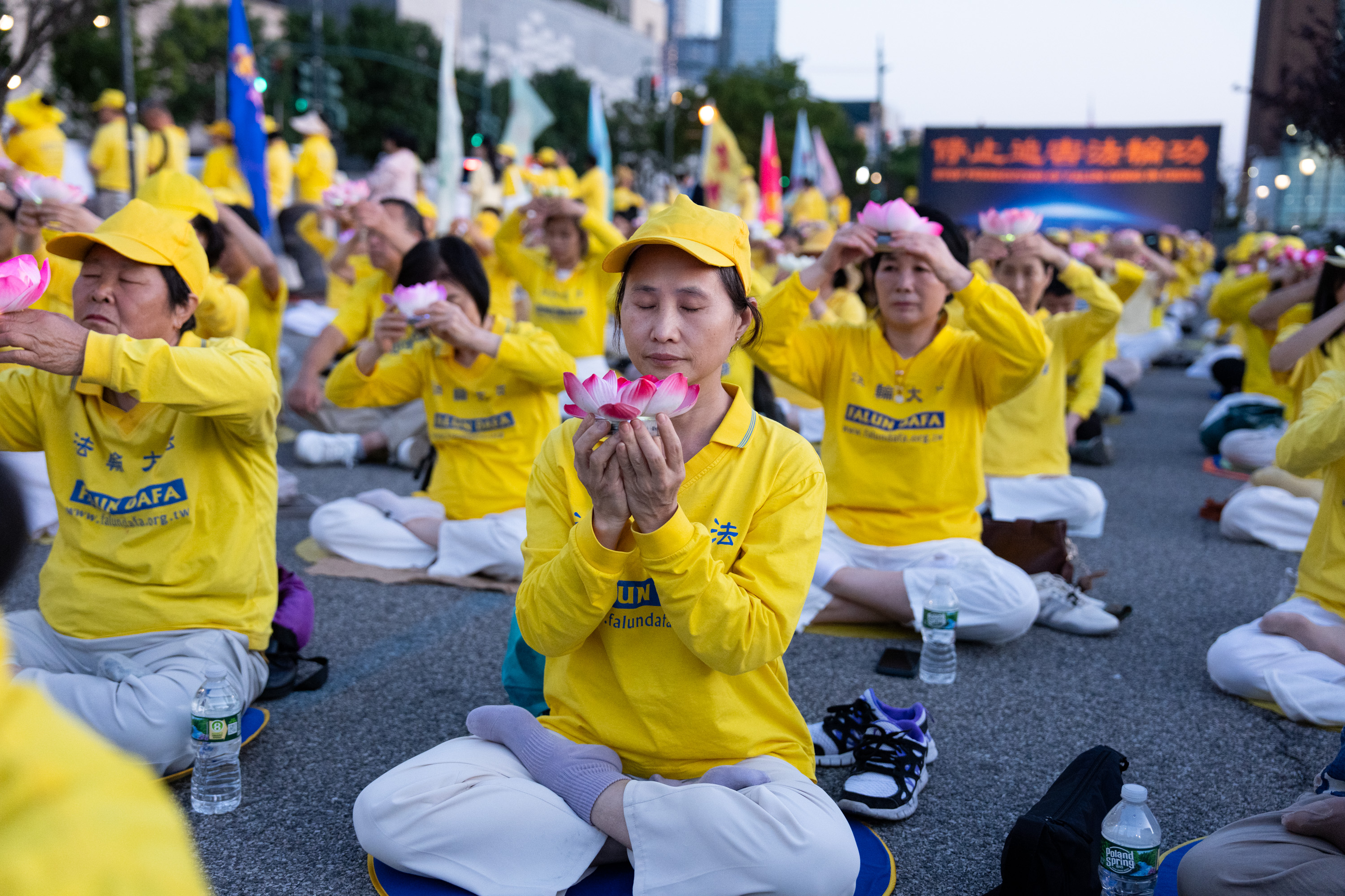 7月20日,大纽约地区部分法轮功学员在纽约中领馆前举行“7.20反迫害27周年”集会及烛光夜悼。(戴兵/大纪元)