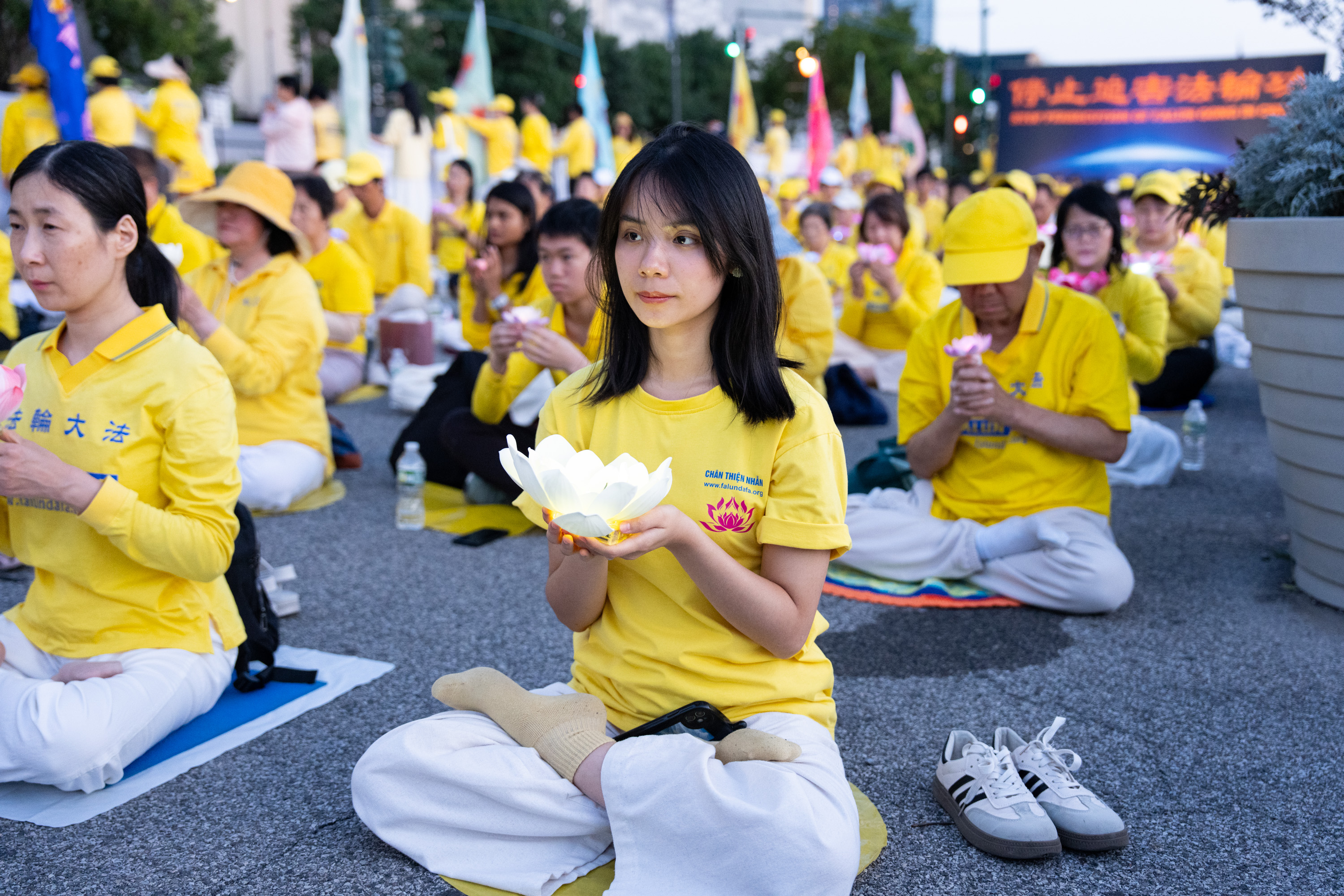 7月20日,大纽约地区部分法轮功学员在纽约中领馆前举行“7.20反迫害27周年”集会及烛光夜悼。(戴兵/大纪元)