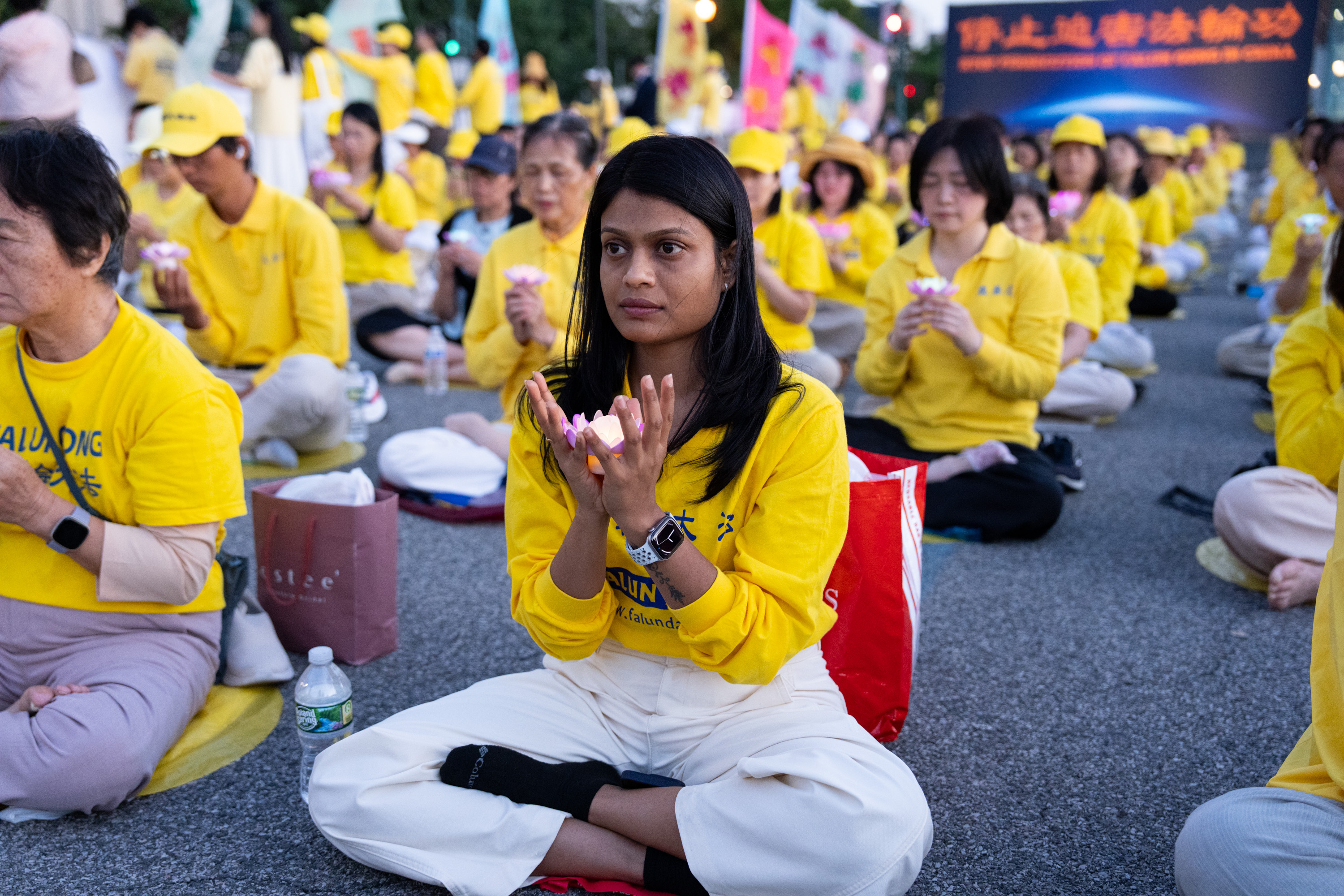 7月20日,大纽约地区部分法轮功学员在纽约中领馆前举行“7.20反迫害27周年”集会及烛光夜悼。(戴兵/大纪元)