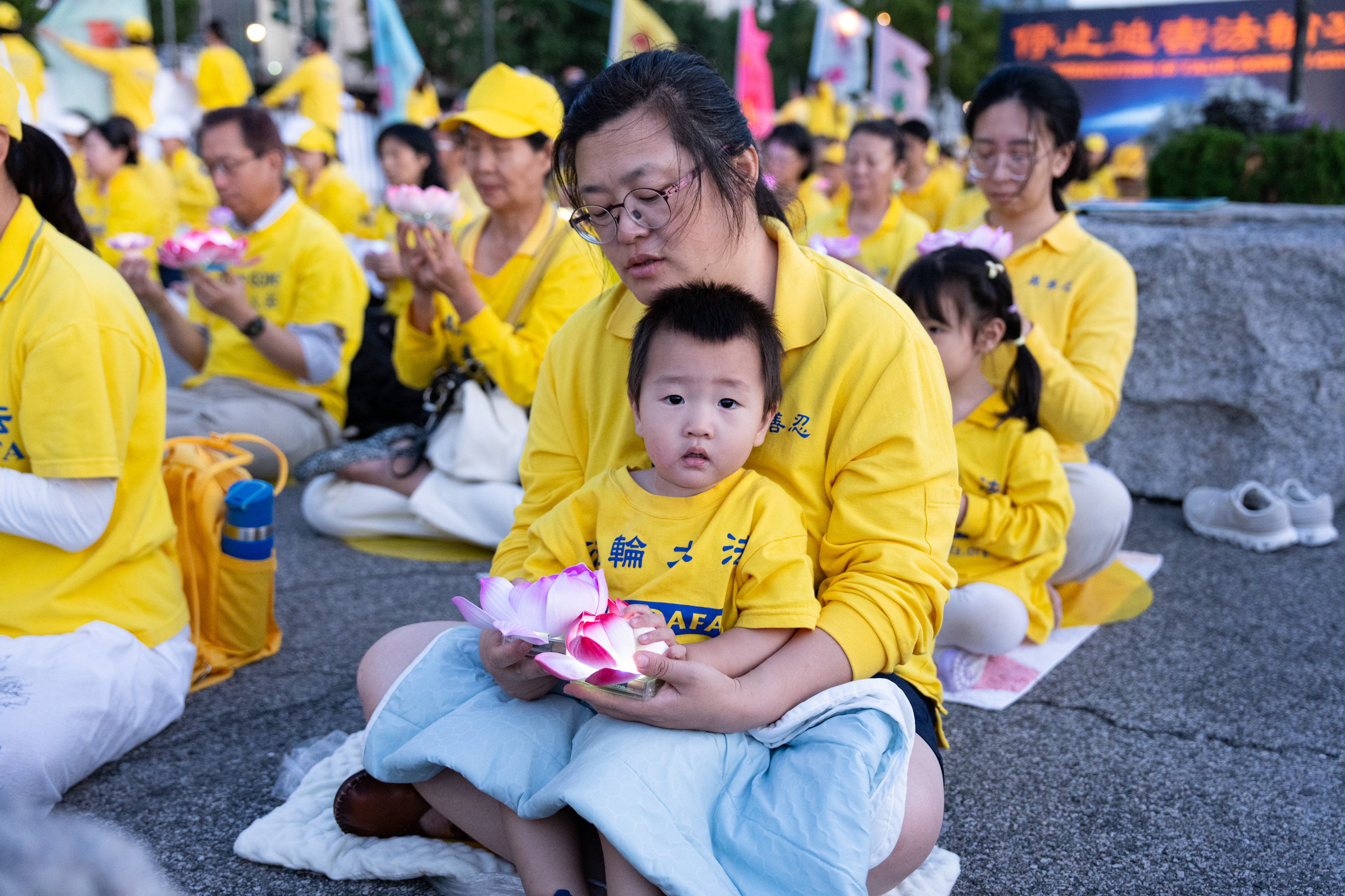 7月20日,大纽约地区部分法轮功学员在纽约中领馆前举行“7.20反迫害27周年”集会及烛光夜悼。(戴兵/大纪元)