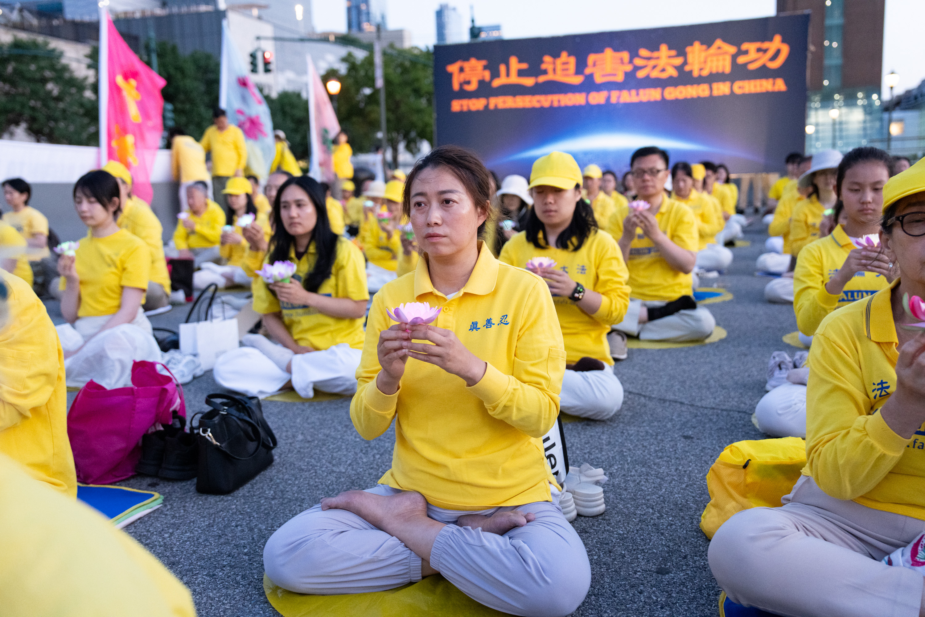 7月20日,大纽约地区部分法轮功学员在纽约中领馆前举行“7.20反迫害27周年”集会及烛光夜悼。(戴兵/大纪元)