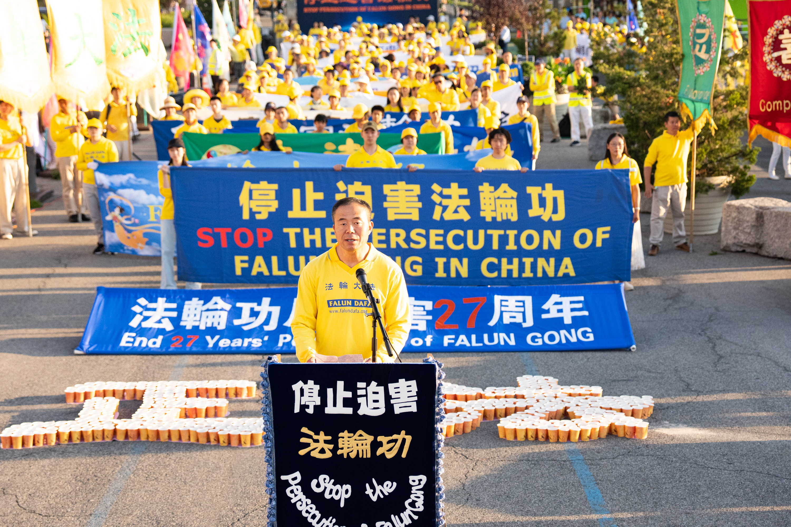 7月20日,大纽约地区部分法轮功学员在纽约中领馆前举行“7.20反迫害27周年”集会及烛光夜悼。法轮功学员尹信晓在中领馆前“7•20反迫害27周年”集会现场发言。(戴兵/大纪元)