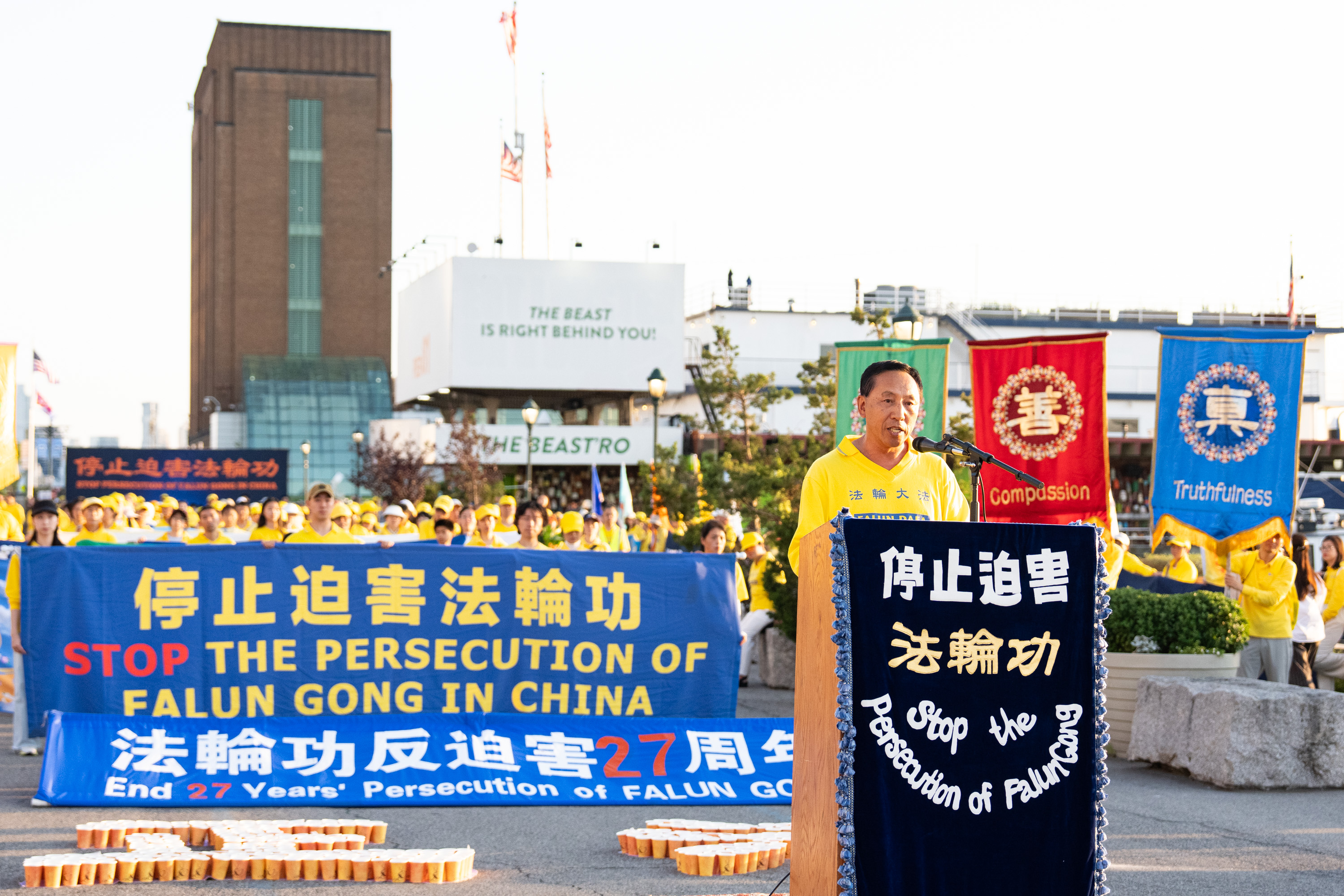 7月20日,大纽约地区部分法轮功学员在纽约中领馆前举行“7.20反迫害27周年”集会及烛光夜悼。7月20日,法轮功学员魏本生在中领馆前“7•20反迫害27周年”集会现场发言。(戴兵/大纪元)