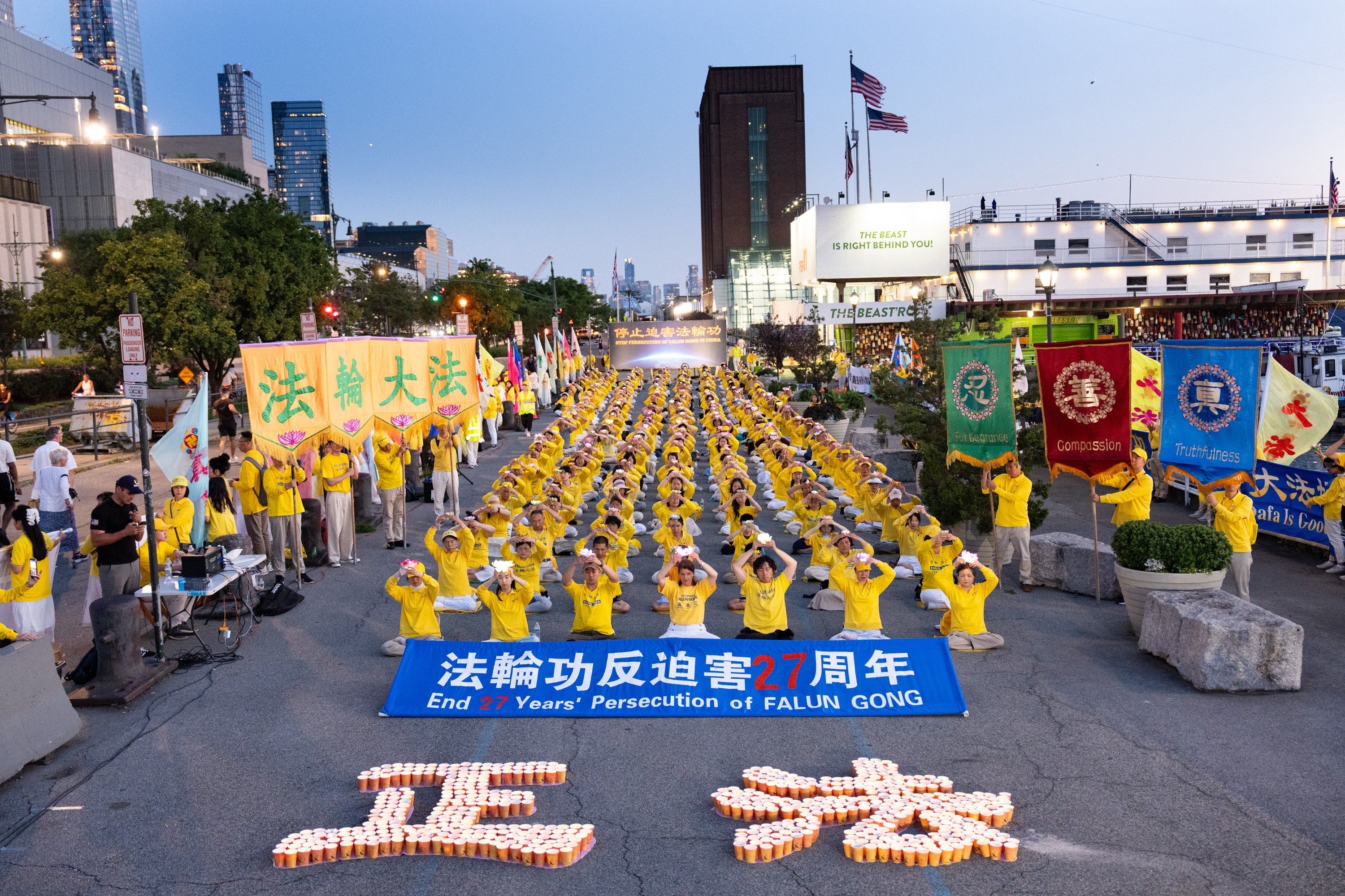 2026年7月20日,纽约法轮功学员在中领馆前举行集会及烛光夜悼,纪念反迫害27周年。(戴兵/大纪元)