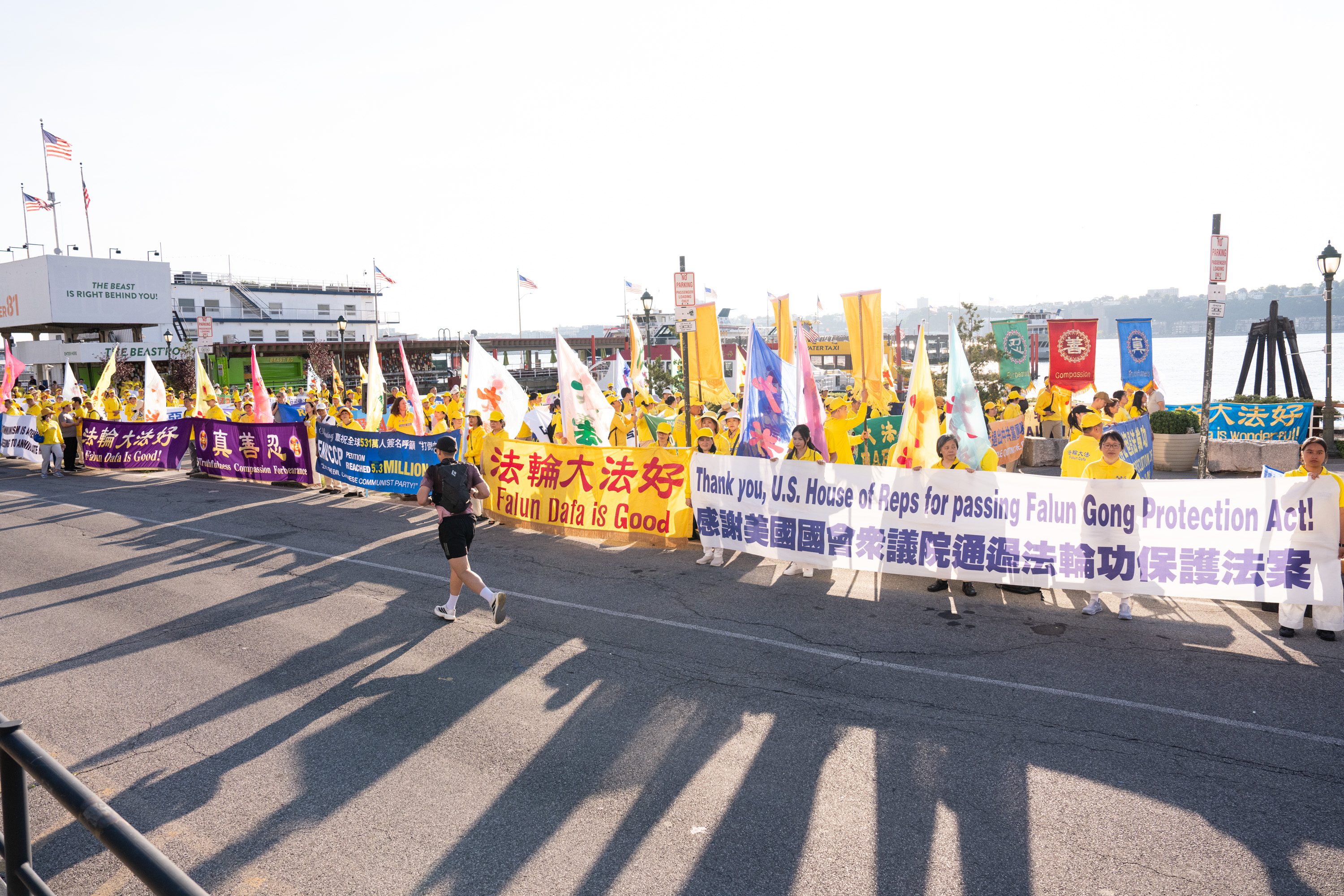 2026年7月20日,纽约法轮功学员在中领馆前举行集会及烛光夜悼,纪念反迫害27周年。(戴兵/大纪元)