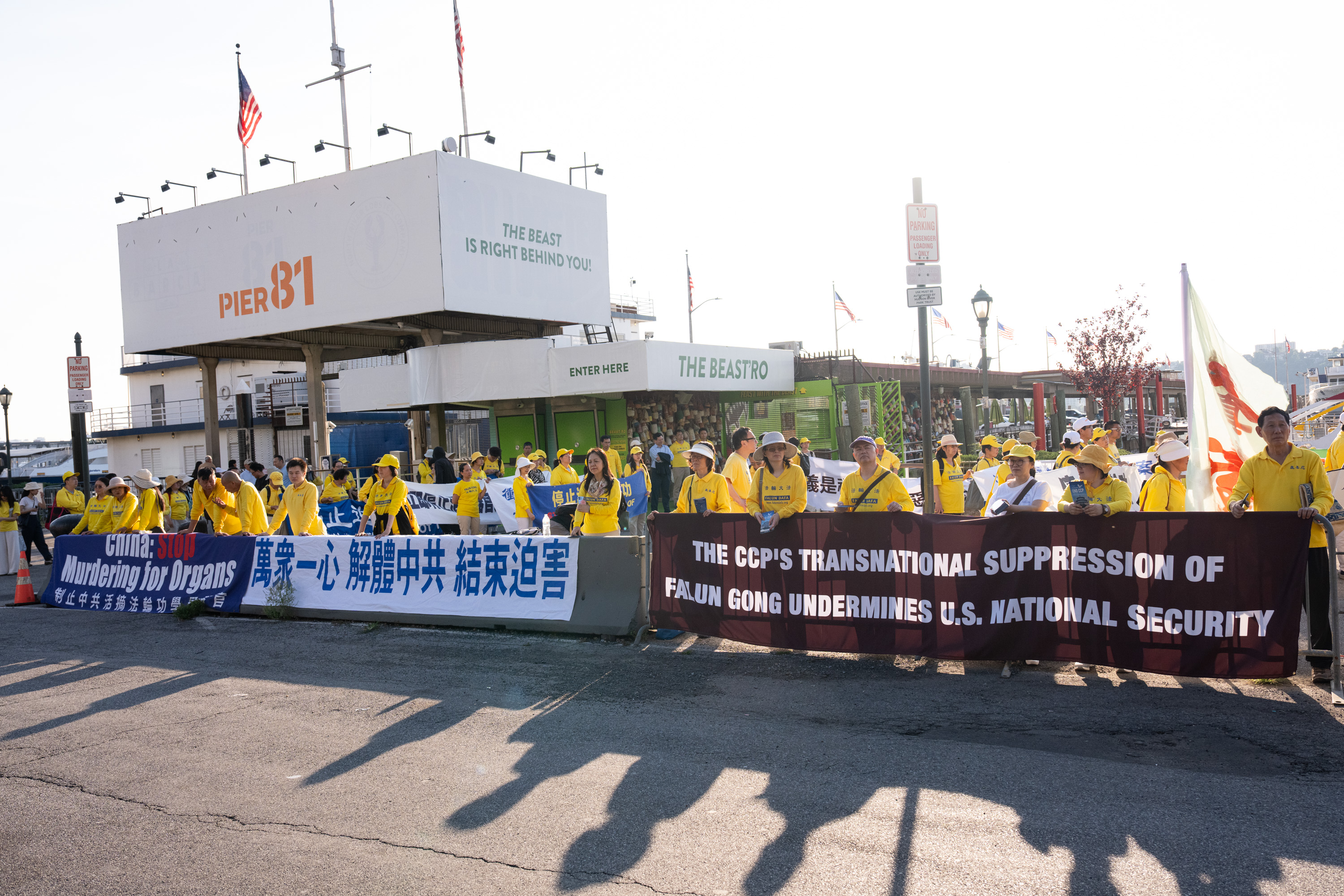 2026年7月20日,纽约法轮功学员在中领馆前举行集会及烛光夜悼,纪念反迫害27周年。(戴兵/大纪元)