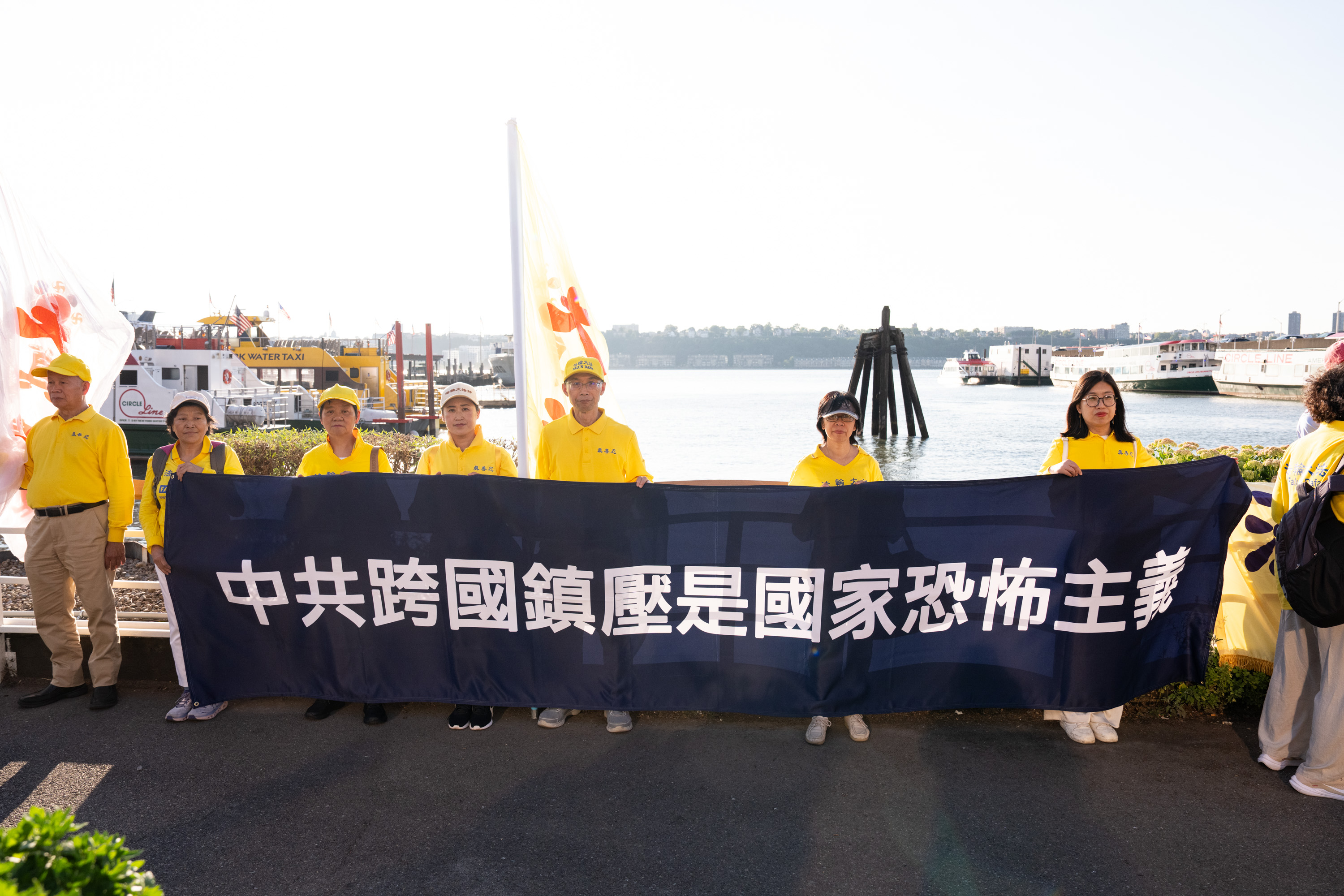 2026年7月20日,纽约法轮功学员在中领馆前举行集会及烛光夜悼,纪念反迫害27周年。(戴兵/大纪元)