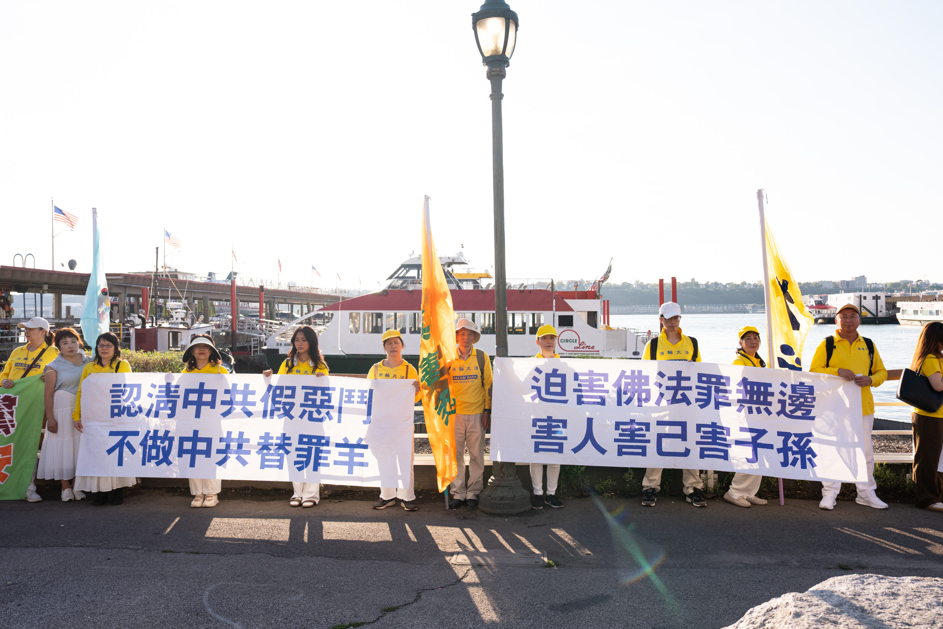 2026年7月20日,纽约法轮功学员在中领馆前举行集会及烛光夜悼,纪念反迫害27周年。(戴兵/大纪元)