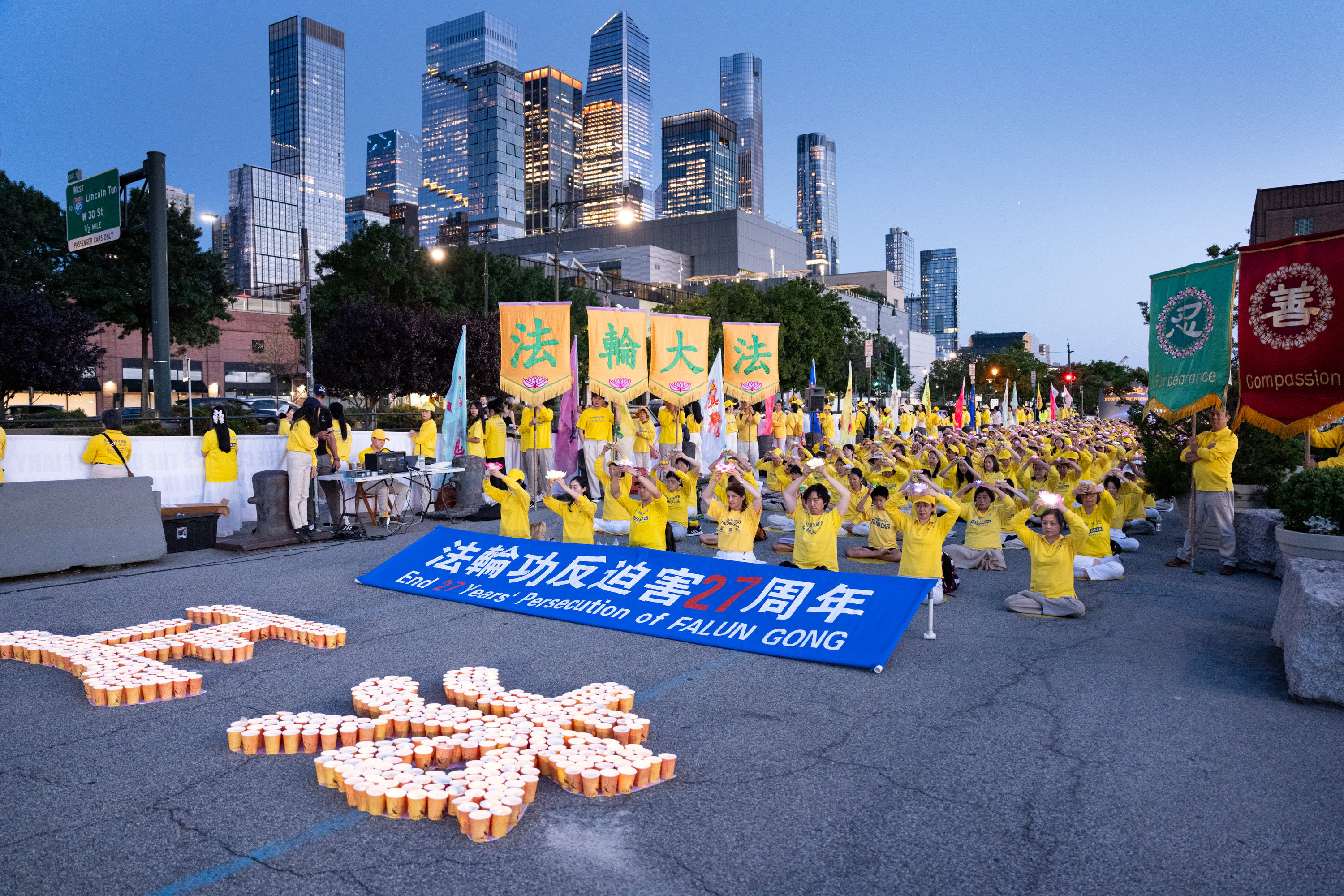 2026年7月20日,纽约法轮功学员在中领馆前举行集会及烛光夜悼,纪念反迫害27周年。(戴兵/大纪元)