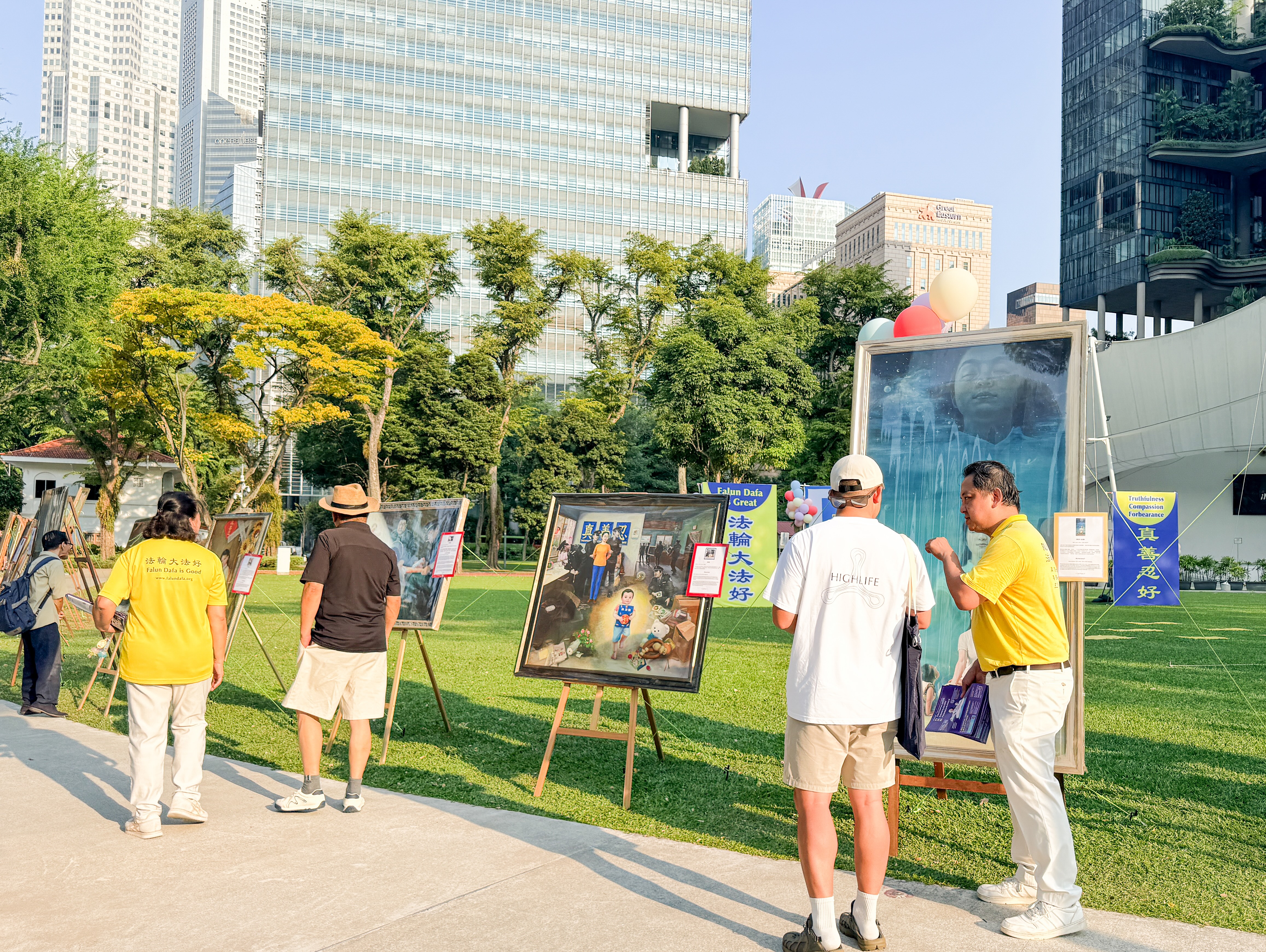 现场的“真善忍美展”吸引众多民众驻足观赏。(绳铨、Jen/大纪元)