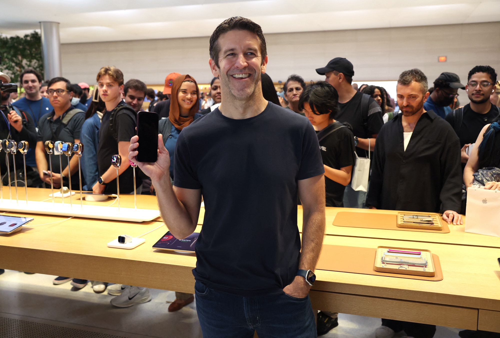 2026年9月18日,苹果新机iPhone 18 Pro与iPhone 18 Pro Max在纽约市第五大道苹果旗舰店正式开卖,苹果新任首席执行官约翰‧特纳斯(John Ternus)展示iPhone 18 Pro系列新机。(Timothy A. Clary/AFP via Getty Images)