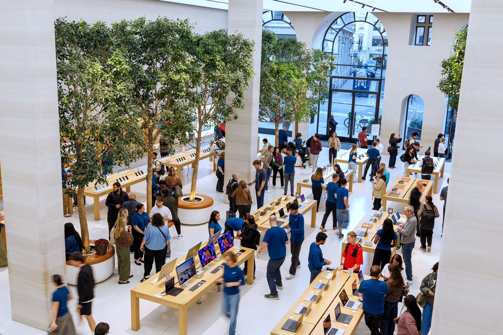 2026年9月18日,苹果新机iPhone 18 Pro与iPhone 18 Pro Max在英国伦敦摄政街苹果旗舰店正式开卖,店内人气爆棚。(Dan Kitwood/Getty Images)
