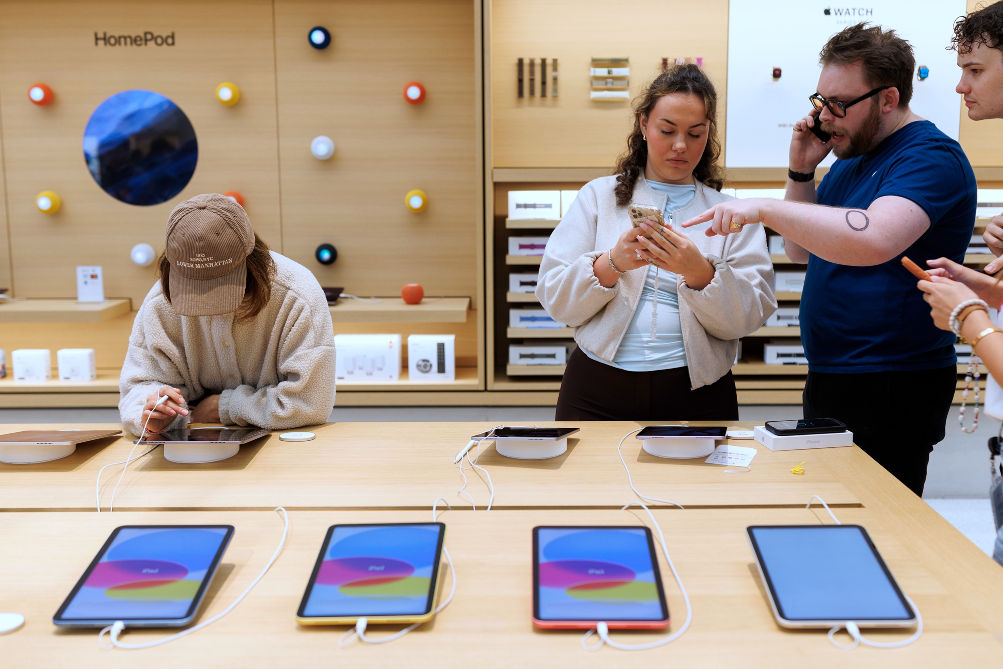 2026年9月18日,苹果新机iPhone 18 Pro与iPhone 18 Pro Max在英国伦敦摄政街苹果旗舰店正式开卖,顾客在店内体验或购买新机。(Dan Kitwood/Getty Images)
