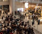 组图：iPhone 18系列开卖 果粉熬夜排队抢购