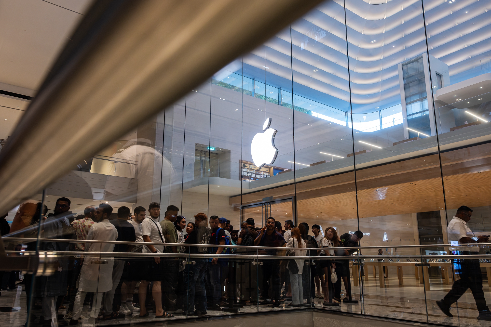 2026年9月18日,苹果新机iPhone 18 Pro与iPhone 18 Pro Max在位于吉隆坡TRX交易所的苹果直营店正式开卖。图为提前订购的顾客提前在店外排队,等候购机。(Annice Lyn/Getty Images)