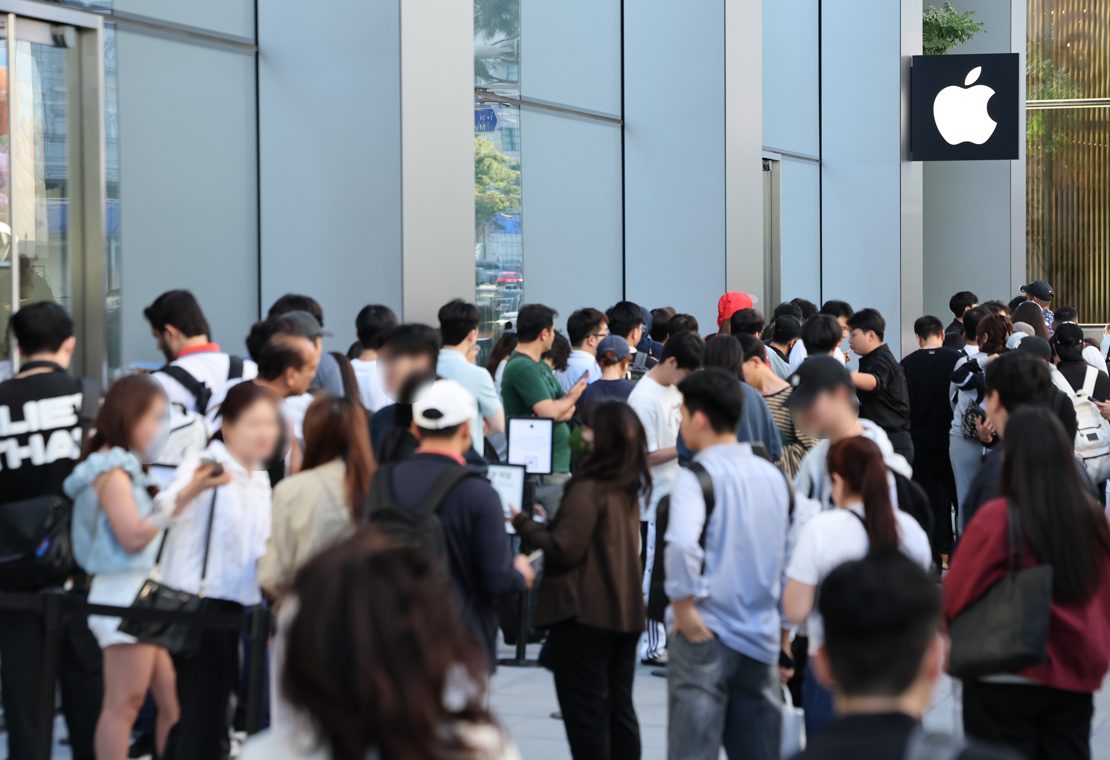 2026年9月18日,苹果新机iPhone 18 Pro和Pro Max在韩国正式上市。图为用户在首尔明洞苹果旗舰店前排起长队,等候购机。( 韩联社)