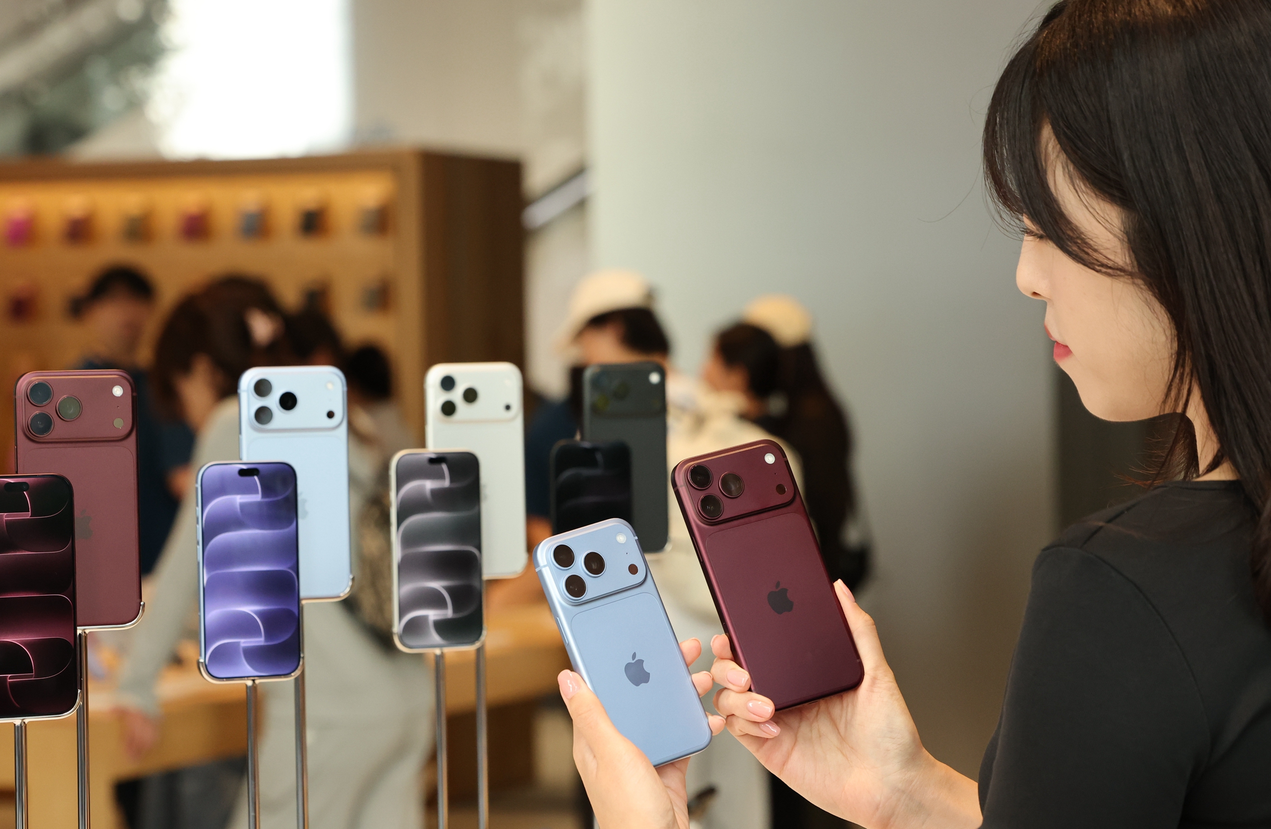 2026年9月18日,苹果新机iPhone 18 Pro和Pro Max在韩国正式上市。图为一名用户在首尔明洞苹果旗舰店体验新机。( 韩联社)