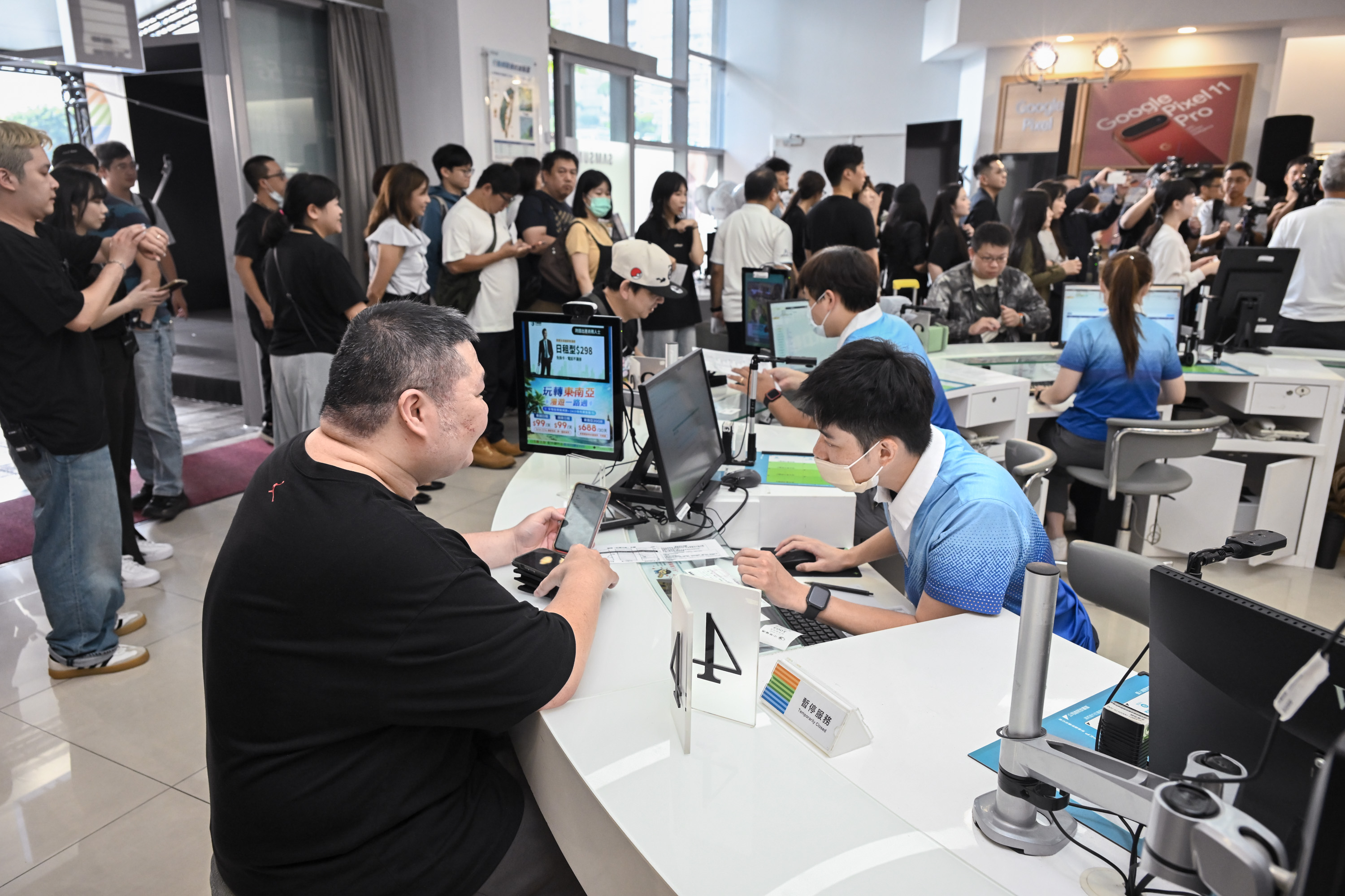 2026年9月18日,苹果新机iPhone 18 Pro与 iPhone 18 Pro Max正式于台湾开卖,顾客排队进入店内领取预订的iPhone 18。(宋碧龙/大纪元)