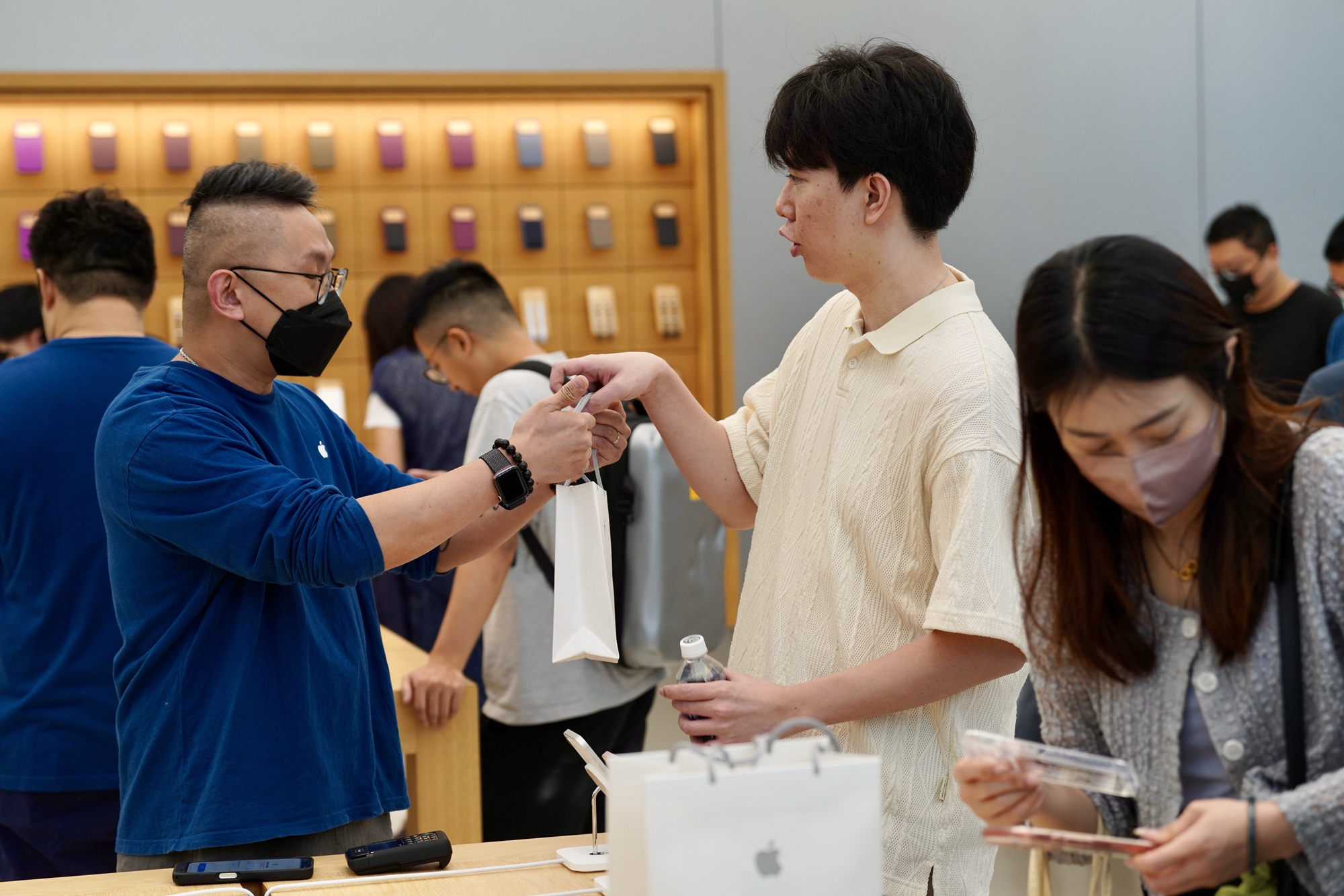 2026年9月18日,苹果新机iPhone 18 Pro与iPhone 18 Pro Max在香港铜锣湾希慎广场苹果店正式开放预购取货。(余钢/大纪元)