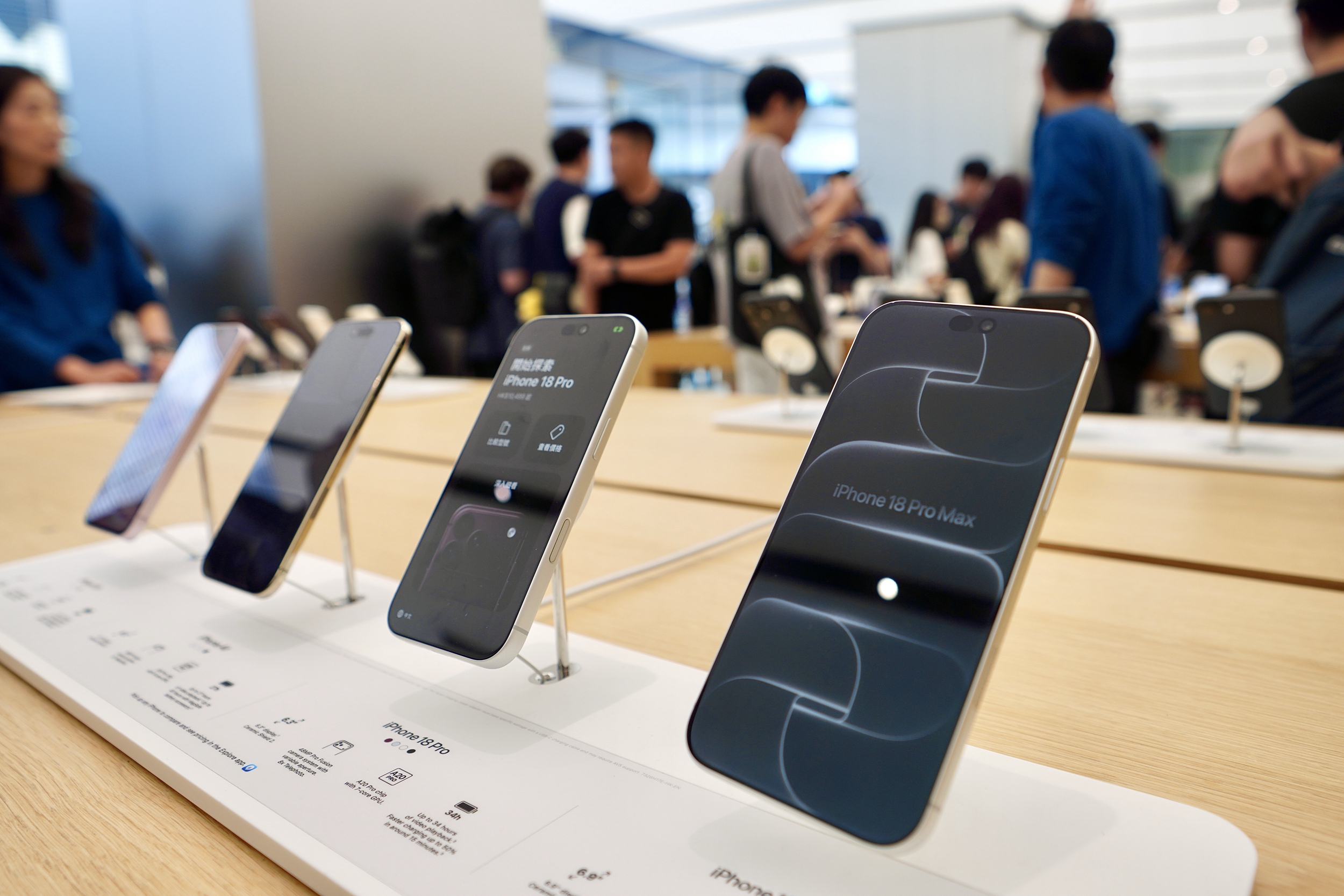2026年9月18日,苹果新机iPhone 18 Pro与iPhone 18 Pro Max在香港铜锣湾希慎广场苹果店正式开卖。(余钢/大纪元)