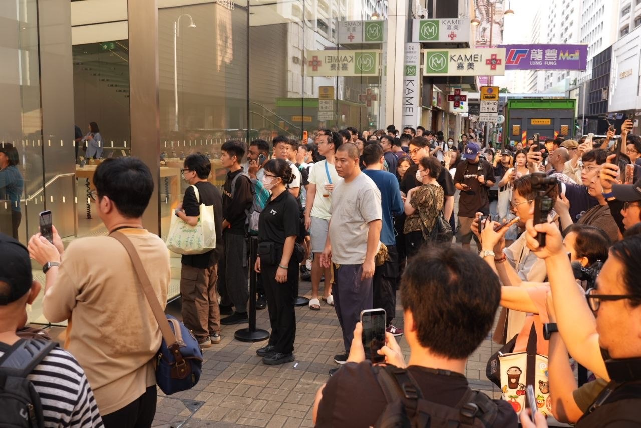 2026年9月18日,苹果新机iPhone 18 Pro与iPhone 18 Pro Max在香港正式开卖。图为提前订购的顾客在铜锣湾希慎广场苹果店外排队,等候购机。(蔡文昕/大纪元)
