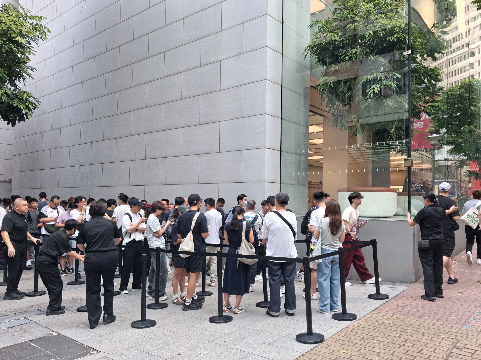 2026年9月18日,苹果新机iPhone 18 Pro与iPhone 18 Pro Max在香港正式开卖。图为提前订购的顾客在铜锣湾希慎广场苹果店外排队,等候购机。(吴锐略/大纪元)