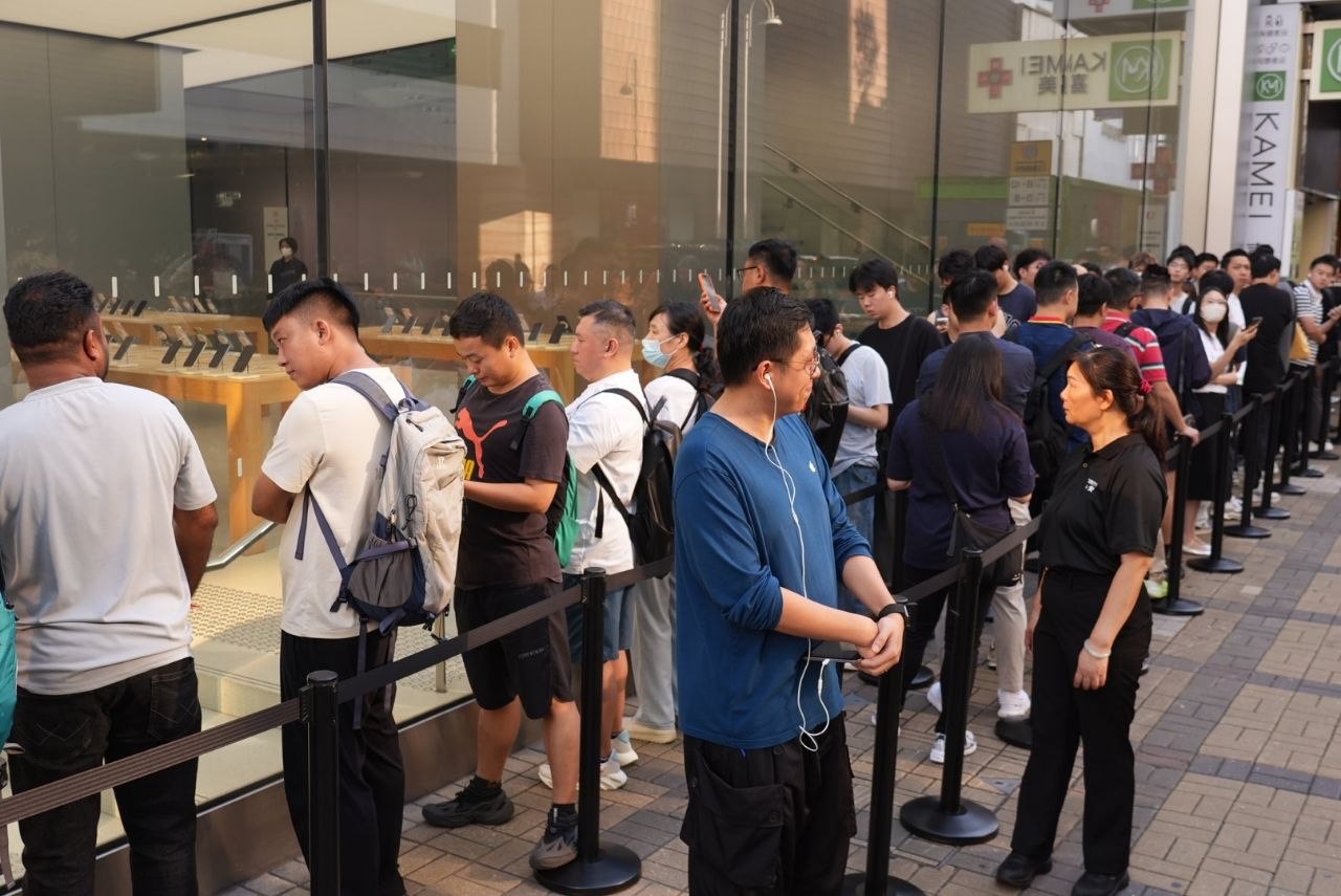 2026年9月18日,苹果新机iPhone 18 Pro与iPhone 18 Pro Max在香港正式开卖。图为提前订购的顾客在铜锣湾希慎广场苹果店外排队,等候购机。(蔡文昕/大纪元)