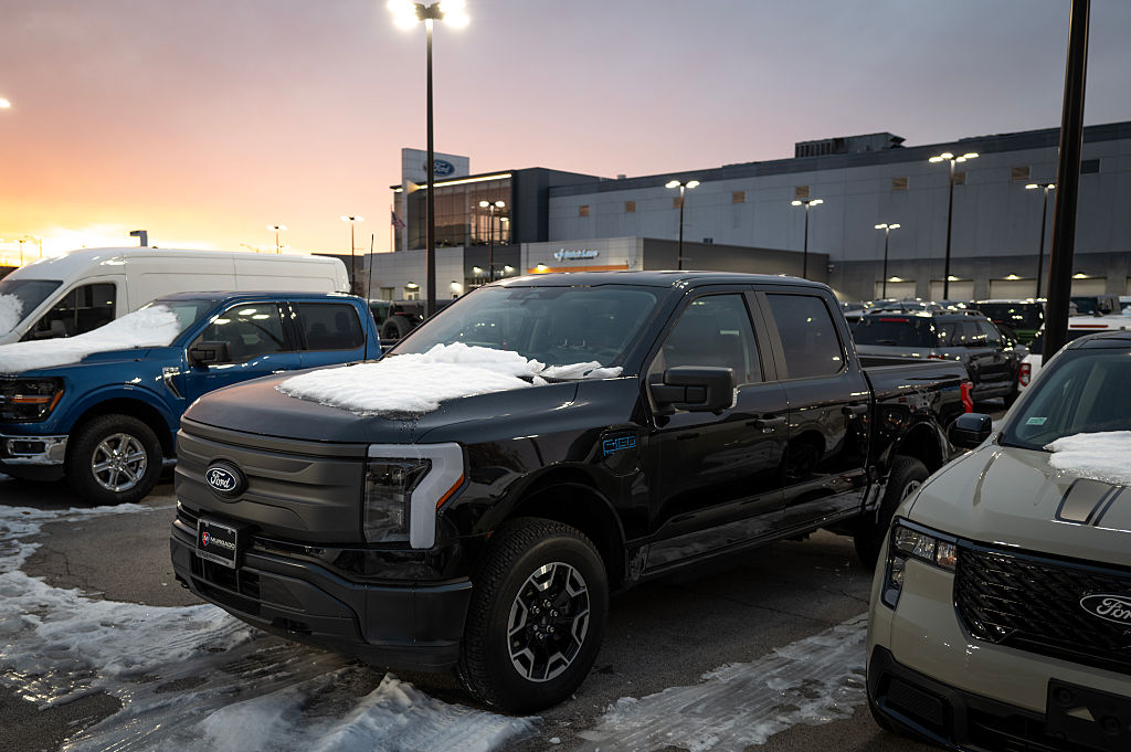 2025年12月15日,一辆福特F-150 Lightning皮卡在伊利诺伊州芝加哥的福特经销商处出售。(Scott Olson/Getty Images)