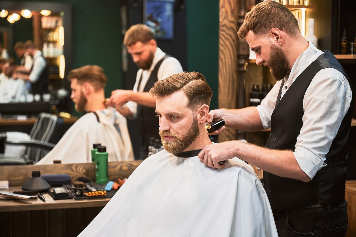 剪头发、上健身课等日常活动就像小小的社交锚点（social anchors），可以让你与社群中的熟面孔反复来往。（anatoliy_gleb/Shutterstock）