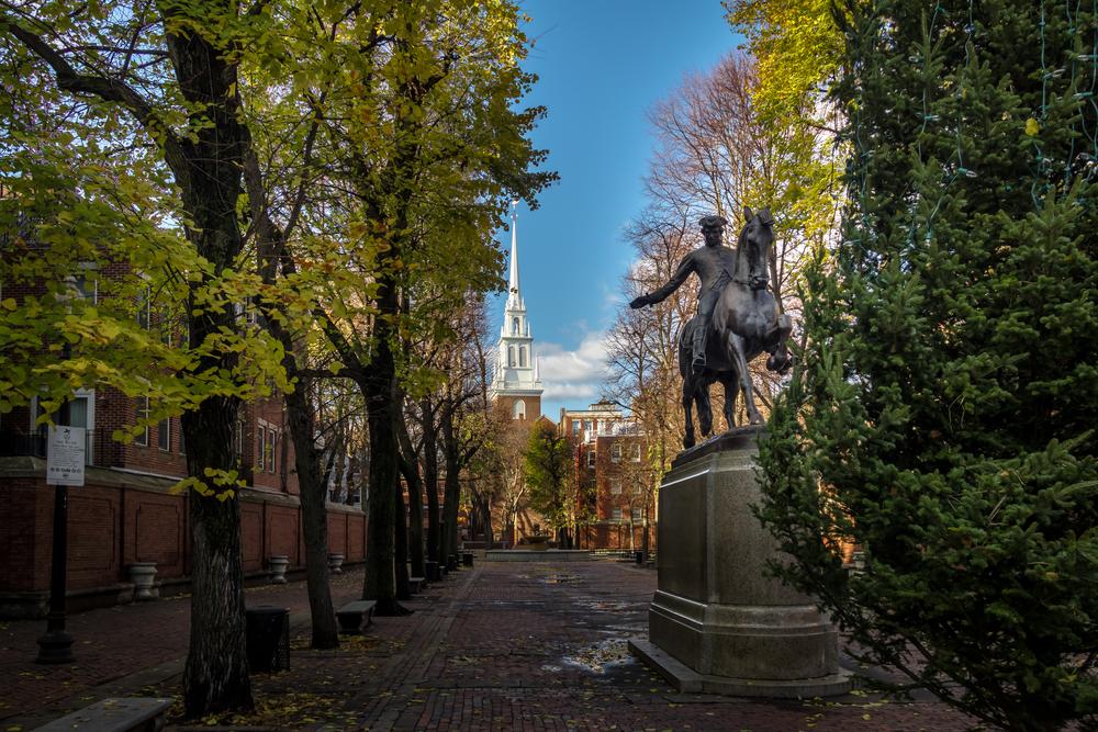 美国著名银匠保罗‧里维尔（Paul Revere）的雕像矗立在老北教堂（Old North Church）前。当一个人具备了扎实的历史知识，方能清楚分辨何事紧迫，何事无关紧要。（Diego Grandi/Shutterstock）